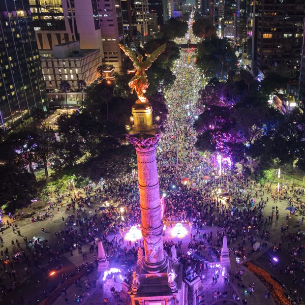 Toma aérea del Paseo Nocturno de Día de Muertos 24102026
